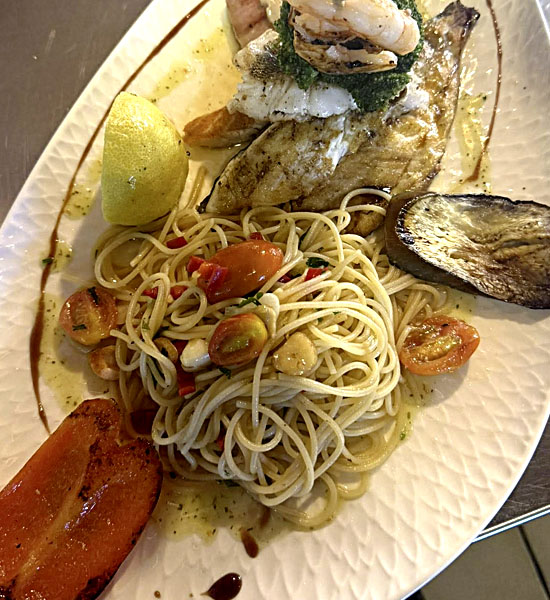 Pizza aus dem Steinofen im Ristorante La Toscana